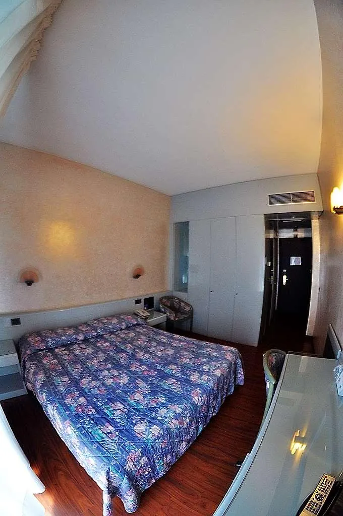 Hotel Cristallo فاراتسي